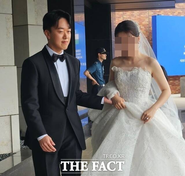 농심그룹 오너 3세 신상열 부사장이 13일 서울신라호텔 다이너스티홀서 SK텔레콤에 재직 중인 회사원과 결혼식을 올렸다. 신 부사장은 오후 3시 40분쯤 턱시도를 입고 환한 미소를 지으며 예비 신부와 함께 식장으로 들어서고 있다. /손원태 기자