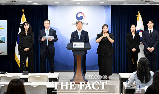 강준하 법무부 국제법무국장(오른쪽)이 13일 오후 서울 종로구 정부서울청사에서 열린 중국 투자자 ISDS 취소절차 승소 관련 브리핑을 하고 있다. /박상민 기자
