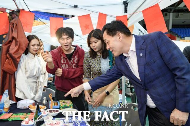 12일 수원종합운동장 수원체육관에서 열린 ‘2026 수페리얼 수원시 대학생 한마음 페스티벌’ 에 참석한 이재준 수원시장 /수원시