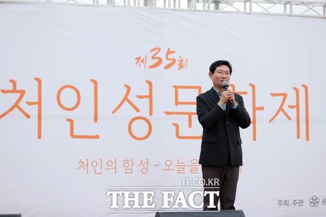 이상일 용인시장이 지난 12일 처인읍 일대에서 열린 처인성문화제에 참석해 지원을 약속하고 있다. /용인시