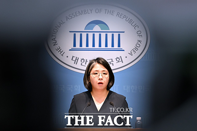 성평등가족부 장관 후보자인 용혜인 기본소득당 의원이 10일 오후 서울 여의도 국회 소통관에서 기자회견을 열고 발언을 하고 있다./남용희 기자
