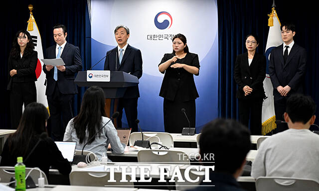 강준하 법무부 국제법무국장(오른쪽)이 13일 오후 서울 종로구 정부서울청사에서 열린 중국 투자자 ISDS 취소절차 승소 관련 브리핑을 하고 있다. /박상민 기자