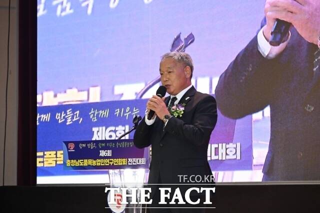 이용우 부여군수가 14일 부여국민체육센터에서 열린 제6회 충청남도품목농업인연구연합회 전진대회에 참석해 인사말을 하고 있다. /부여군