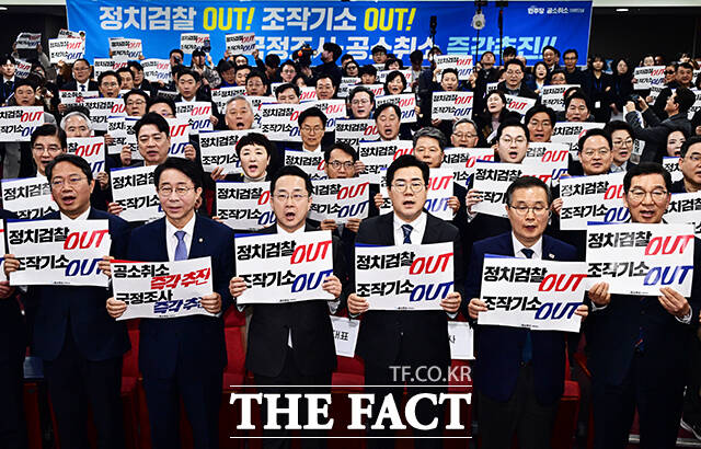 김승원 법무부 장관 후보자가 국회의원으로서 이재명 대통령 사건의 공소 취소를 주장했던 이력도 인사청문회 쟁점으로 떠오르고 있다. 사진은 '이재명 대통령 사건 공소취소와 국정조사 추진을 위한 의원모임 출범식 및 결의대회'가 지난 2월 23일 오전 서울 여의도 국회 의원회관 제2소회의실에서 열린 가운데, 참석자들이 구호를 외치고 있는 모습. 앞줄 맨 왼쪽이 김 후보자. /배정한 기자