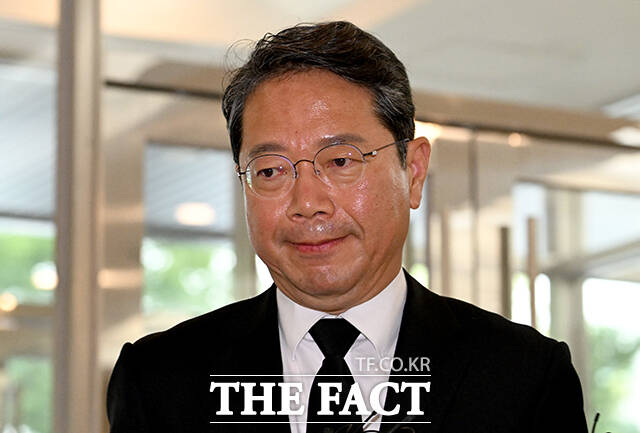 야권의 화력은 오는 15일 인사청문회를 앞둔 김승원 법무부 장관 후보자에게 옮겨붙는 모습이다. 사진은 14일 오전 서울 종로구 현대적선빌딩에 마련된 후보자 인사청문회 준비 사무실로 출근하고 있는 김 후보자. /박상민 기자