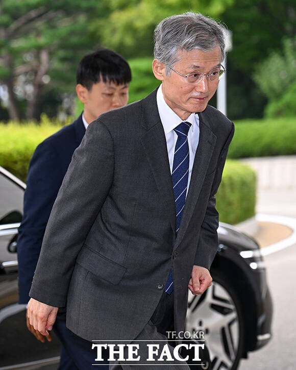 조희대 대법원장이 하차하고 있다.