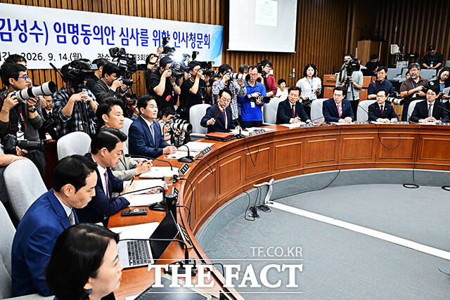 김성수 대법관 후보자가 14일 오전 서울 여의도 국회에서 열린 인사청문회에 참석해 증인선서를 마친 뒤 김도읍 위원장에게 선서문을 제출하고 있다.