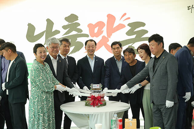 조용민 농촌진흥청 국립축산과학원장이 14일 경상남도 산청군 오부면에서 열린 ‘난축맛돈 내륙지역 최초 출하 기념식’에서 주요 참석자들과 출하 기념 퍼포먼스를 하고 있다.／농촌진흥청