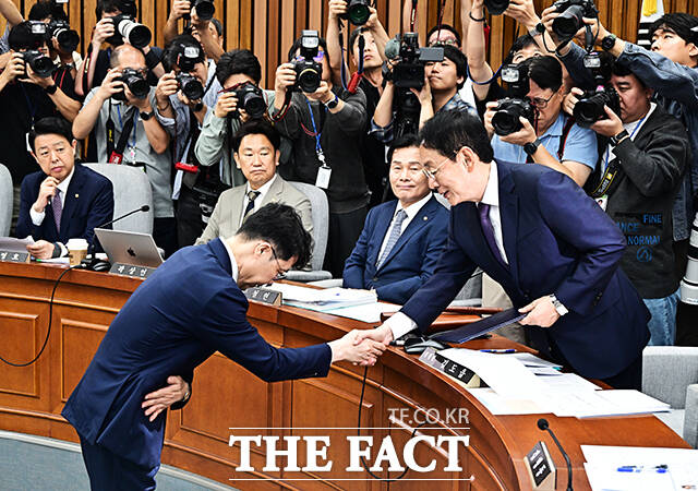 김성수 대법관 후보자가 14일 오전 서울 여의도 국회에서 열린 인사청문회에 참석해 증인선서를 마친 뒤 김도읍 위원장에게 선서문을 제출하고 있다.