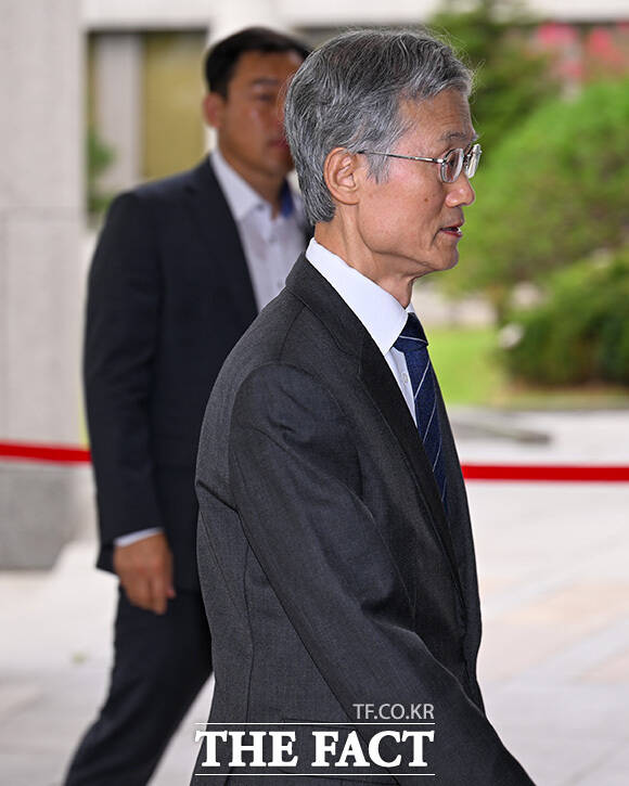 조희대 대법원장이 하차하고 있다.