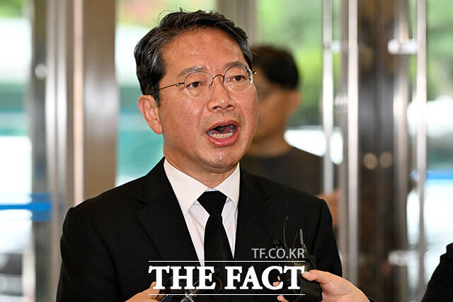 용혜인 성평등가족부 장관 후보자의 사퇴로 야권의 검증 화력이 김승원 법무부 장관 후보자에게 집중될 가능성이 커지면서 15일 인사청문회가 거취를 가를 최대 고비가 될 전망이다. 사진은 김 후보자가 인사청문회를 하루 앞둔 14일 오전 서울 종로구 현대적선빌딩에 마련된 후보자 인사청문회 준비 사무실로 출근하며 입장을 밝히고 있는 모습. /박상민 기자