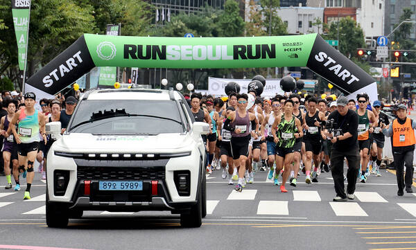 KG모빌리티(KGM)는 지난 13일 서울광장에서 열린 '2026 런서울런' 마라톤 대회의 공식 스폰서로 참여했다고 밝혔다. 행사에 배치된 무쏘 EV / KGM