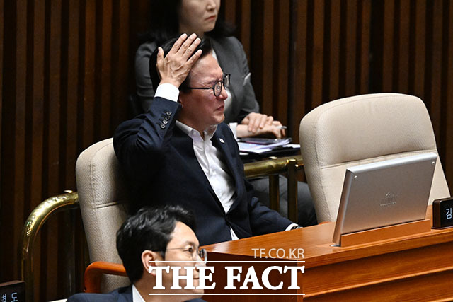 더불어민주당의 지지율 하락세가 심상치 않다. 사진은 11일 오후 서울 여의도 국회에서 열린 제439회 국회(정기회) 본회의 경제분야 대정부 질문에 참석해 피곤한 모습을 보이고 있는 김민석 더불어민주당 대표. /국회=서예원 기자