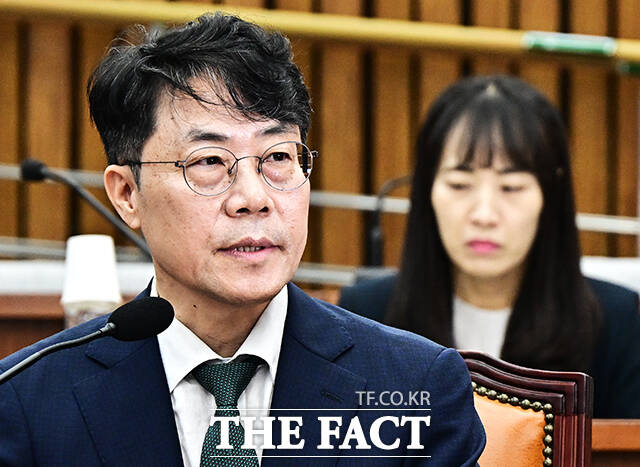 김성수 대법관 후보자가 14일 오전 서울 여의도 국회에서 열린 인사청문회에 참석해 질의에 답변을 하고 있다. /국회=배정한 기자