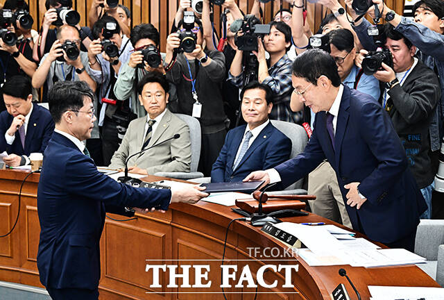 김성수 대법관 후보자가 14일 오전 서울 여의도 국회에서 열린 인사청문회에 참석해 증인선서를 마친 뒤 김도읍 위원장에게 선서문을 제출하고 있다.