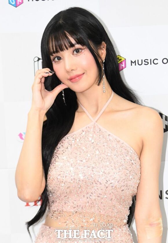 가수 권은비가 차량 접촉 사고를 당해 현재 안정을 취하고 있다. 사진은 2023년에 개최된 '더팩트 뮤직 어워즈(TMA)'에 참석한 모습. /더팩트 DB