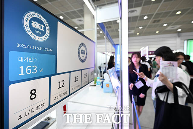 2027학년도 대학입시 수시모집 원서 접수 시스템 중단 사태의 후폭풍이 거세다. 교육당국의 구제 방안에 공정성 논란이 커지면서 원서 접수 무효화 등을 요구하는 국회 청원까지 등장했다. /서예원 기자