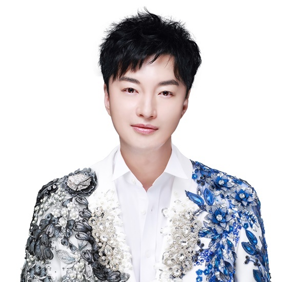 가수 정준이 신곡 낙원동 포장마차로 잔잔한 바람몰이를 일으키고 있다. 국내 1위 가요강사로 꼽히는 박미현 노래교실에 최근 초대가수로 무대에 오르며 존재감을 확인한 데 이어, 동료 가수들의 잇단 커버송과 일반인들의 가창 영상까지 이어지며 주목을 받고 있다. /정준 SNS