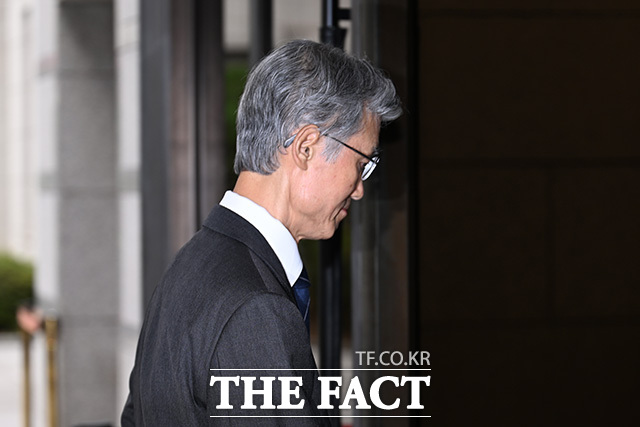 조희대 대법원장이 하차하고 있다.