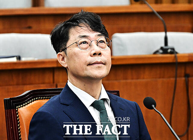 김성수 대법관 후보자가 14일 오전 서울 여의도 국회에서 열린 인사청문회에 참석해 증인선서를 마친 뒤 김도읍 위원장에게 선서문을 제출하고 있다.