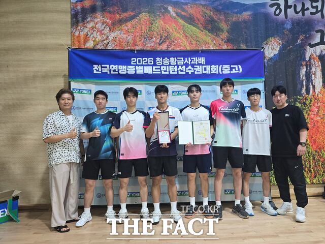 ‘2026 전국연맹종별배드민턴선수권대회’ 남자고등부 단체전에서 3위를 차지한 선수들이 기념촬영을 하고 있다. /대전시교육청