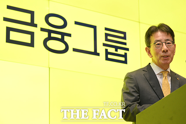 이재근 KB금융 차기 회장 후보자가 14일 오전 서울 영등포구 여의도 KB금융 신관으로 출근하며 취재진의 질문에 답하고 있다. /김성렬 기자