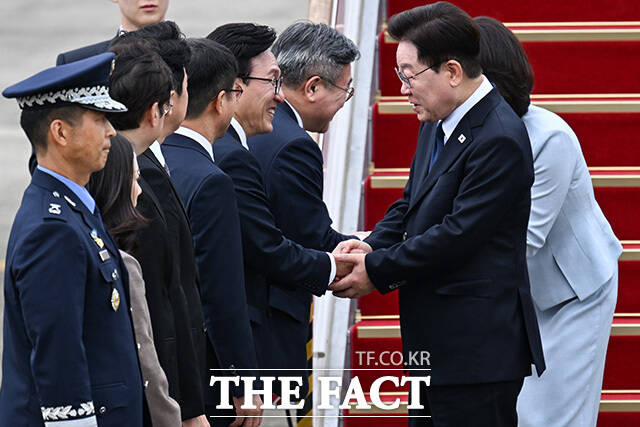 이재명 대통령과 더불어민주당의 지지율이 동반 하락하는 흐름이다. 사진은 이 대통령이 지난 10일 오후 프랑스 국빈 방문 일정을 마친 후 경기 성남시 서울공항에 도착해 김민석 민주당 대표(왼쪽 여섯 번째)와 악수하는 모습. /송호영 기자