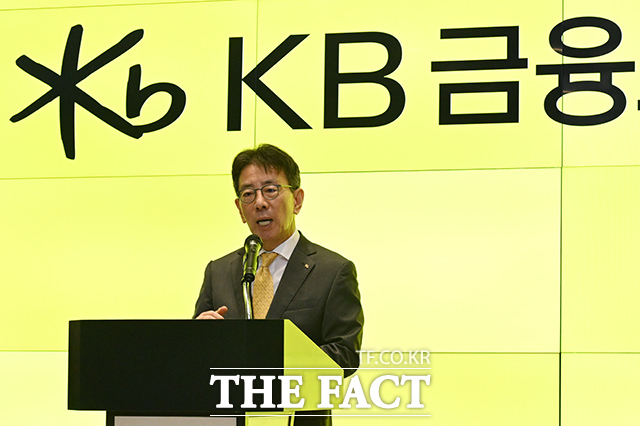 이재근 KB금융 차기 회장 후보자가 14일 오전 서울 영등포구 여의도 KB금융 신관으로 출근하며 취재진의 질문에 답하고 있다. /김성렬 기자