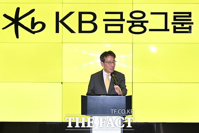 이재근 KB금융 차기 회장 후보자가 14일 오전 서울 영등포구 여의도 KB금융 신관으로 출근하며 취재진의 질문에 답하고 있다. /김성렬 기자