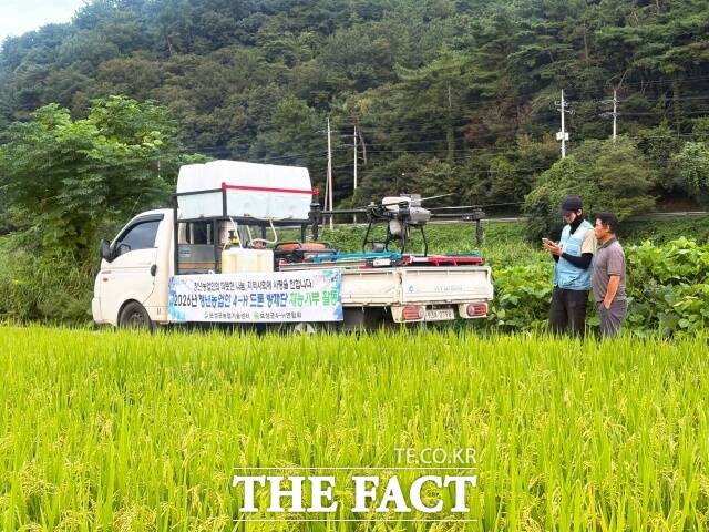 보성군 청년 드론 방제단이 고령농가 47곳을 대상으로 32ha 규모의 드론 방제 활동을 펼쳤다. /보성군