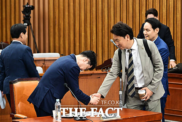 김성수 대법관 후보자가 14일 오전 서울 여의도 국회에서 열린 인사청문회에 참석해 증인선서를 마친 뒤 김도읍 위원장에게 선서문을 제출하고 있다.
