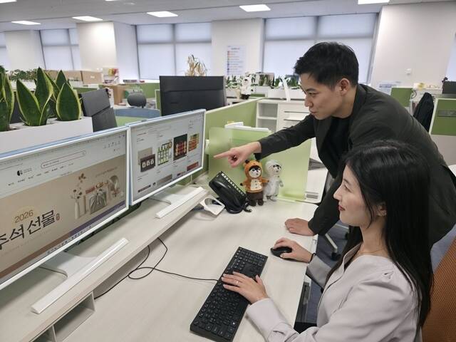 삼성전자 DS부문 직원들이 추석 명절을 앞두고 운영되는 온라인 장터에 접속해 상품을 고르고 있다. /삼성전자