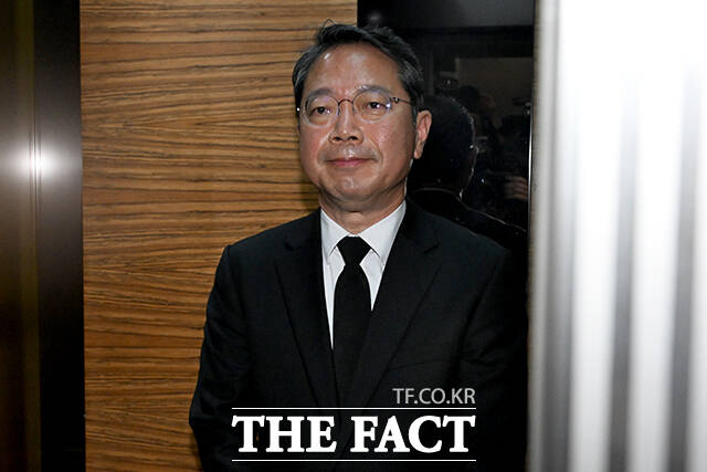 김승원 법무부 장관 후보자가 인사청문회를 하루 앞둔 14일 오전 서울 종로구 현대적선빌딩에 마련된 후보자 인사청문회 준비 사무실로 출근하고 있다. /박상민 기자