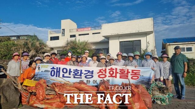 제주도 서귀포시 법환동어촌계가 자율괸어업 최우수공동체 선정을 축하하고 있다. /서귀포시