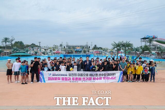 당진시와 당진시체육회는 12일 아마존 아쿠아파크 당진에서 엘리트 꿈나무 선수단 특별 격려 행사를 개최했다. /당진시