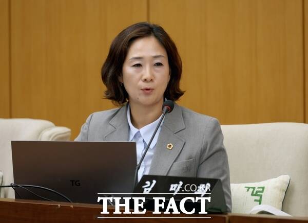 김미희 대전시의원이 14일 열린 대전시의회 제299회 제1차 정례회 예산결산특별위원회 결산심사에서 전국민 마음투자 지원사업 예산 축소에 대해 지적하고 나섰다. /선치영 기자