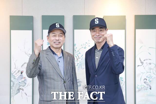 신성대 야구부 감독으로 선임된 지연규(오른쪽) 감독과 서명범 신성대 총장. /신성대