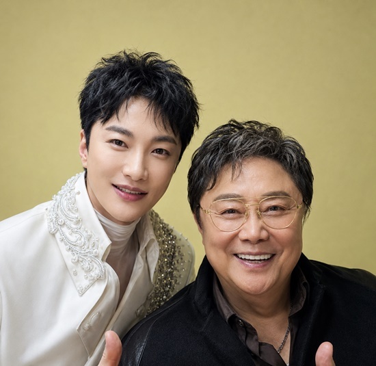 가요계 선배들로부터 안정적인 가창력을 인정받아 계은숙 서울콘서트와 남진 60주년 기념 콘서트에도 스페셜 게스트로 무대에 섰다. 사진 오른쪽은 선배 가수 남진. /정준 SNS