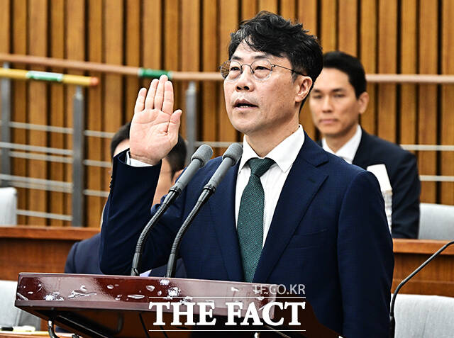 김성수 대법관 후보자가 14일 오전 서울 여의도 국회에서 열린 인사청문회에 참석해 증인선서를 하고 있다. /국회=배정한 기자