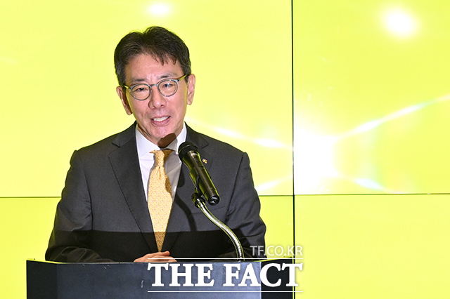 이재근 KB금융 차기 회장 후보자가 14일 오전 서울 영등포구 여의도 KB금융 신관으로 출근하며 취재진의 질문에 답하고 있다. /김성렬 기자