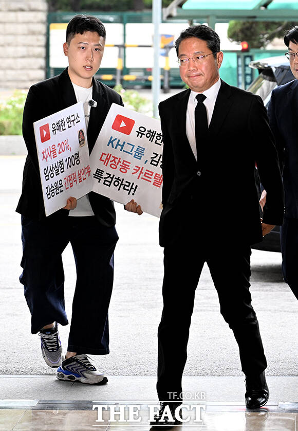 김승원 법무부 장관 후보자가 인사청문회를 하루 앞둔 14일 오전 서울 종로구 현대적선빌딩에 마련된 후보자 인사청문회 준비 사무실로 출근하고 있다. /박상민 기자