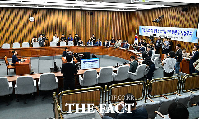 김성수 대법관 후보자가 14일 오전 서울 여의도 국회에서 열린 인사청문회에 참석해 증인선서를 마친 뒤 김도읍 위원장에게 선서문을 제출하고 있다.