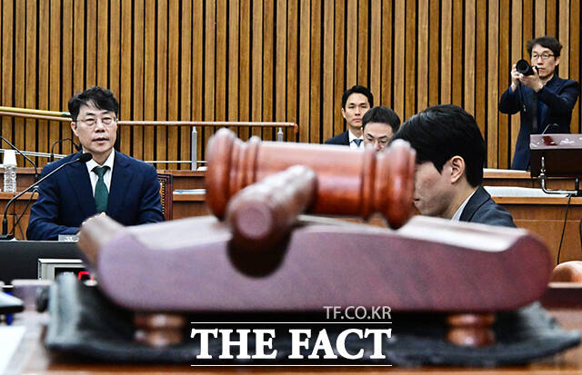 김성수 대법관 후보자가 14일 오전 서울 여의도 국회에서 열린 인사청문회에 참석해 증인선서를 마친 뒤 김도읍 위원장에게 선서문을 제출하고 있다.