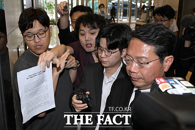 김승원 법무부 장관 후보자가 인사청문회를 하루 앞둔 14일 오전 서울 종로구 현대적선빌딩에 마련된 후보자 인사청문회 준비 사무실로 출근하던 중 한 유튜버의 항의를 받고 있다. /박상민 기자