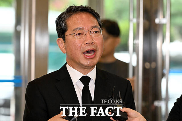 반면 청문회에서 기존 의혹을 뛰어넘는 새로운 쟁점을 제시하지 못할 경우 용 후보자 사퇴로 확보한 정치적 동력이 빠르게 약화할 수 있다는 관측도 나온다. 사진은 김승원 법무부 장관 후보자가 인사청문회를 하루 앞둔 14일 오전 서울 종로구 현대적선빌딩에 마련된 후보자 인사청문회 준비 사무실로 출근하며 입장을 밝히고 있는 모습. /박상민 기자