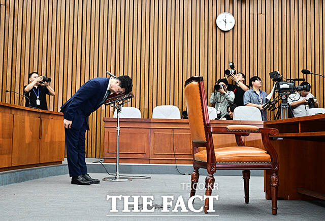 김성수 대법관 후보자가 14일 오전 서울 여의도 국회에서 열린 인사청문회에 참석해 증인선서를 마친 뒤 김도읍 위원장에게 선서문을 제출하고 있다.