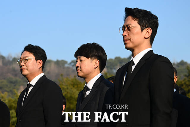 천하람 개혁신당 창당준비위원장과 이준석 국민의힘 전 대표, 이기인 개혁신당 창당준비위원장(왼쪽부터)이 2024년 갑진년(甲辰年) 새해 첫날인 1일 오전 서울 동작구 국립서울현충원을 찾아 참배하고 있다. /박헌우 기자