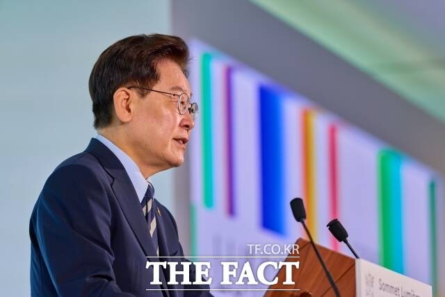 이재명 대통령이 7일(현지시간) 생폴드방스에서 열린 뤼미에르 서밋 개막식에서 연설하고 있다. /청와대