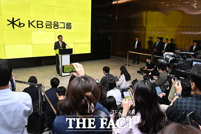 이재근 KB금융 차기 회장 후보자가 14일 오전 서울 영등포구 여의도 KB금융 신관으로 출근하며 취재진의 질문에 답하고 있다. /김성렬 기자
