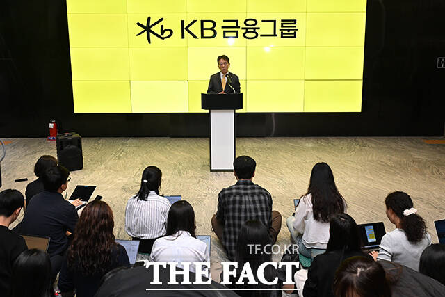 이재근 KB금융 차기 회장 후보자가 14일 오전 서울 영등포구 여의도 KB금융 신관으로 출근하며 취재진의 질문에 답하고 있다. /김성렬 기자